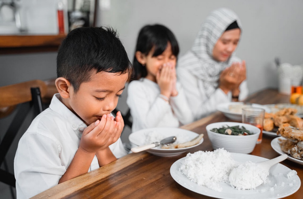 mengajarkan anak puasa ramadhan