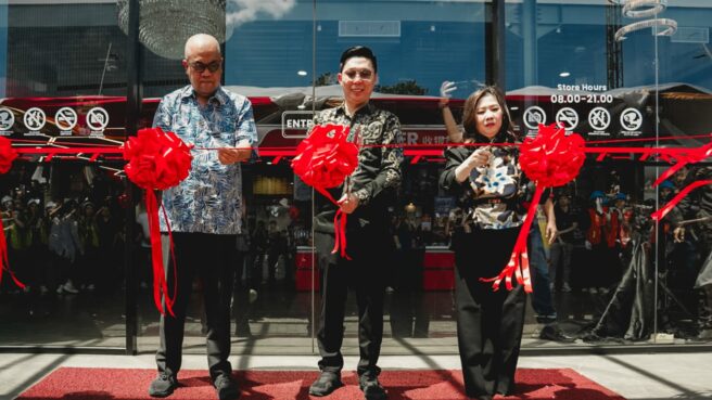 Nawi, Direktur Utama Grand Mitra, ( tengah) potong pita peresmian pada Grand Launching Grand Mitra di Pantai Indah Kapuk 2 (PIK 2)