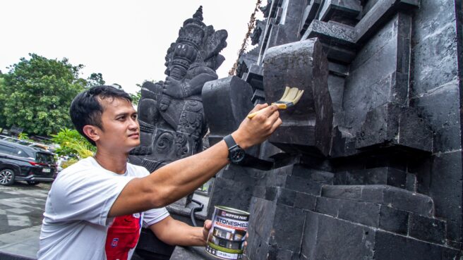 Hari Raya Kuningan Nippon Paint melakukan peremajaan Pura Agung Kertajaya di Tangerang, Banten pada Sabtu, 3 Mei 2025.