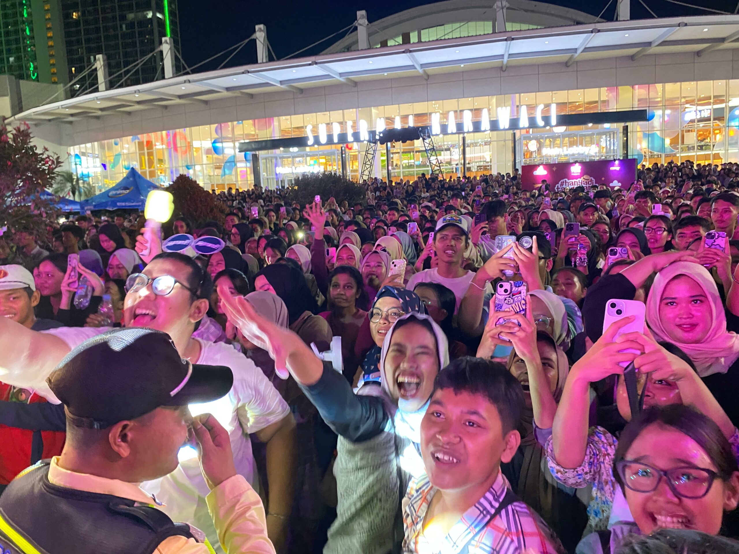 HiVi Sukses Guncang Panggung hanyaditangerang vol.5, Konser Gratis di Supermal Karawaci 2 Antusias penonton HiVi dalam event hanyaditangerang vol.5, Minggu 11 Mei 2025