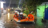 Petugas BPBD Tangsel saat hendak mengevakuasi warga yang terdampak Banjir Tangsel/Foto: BPBD Tangsel