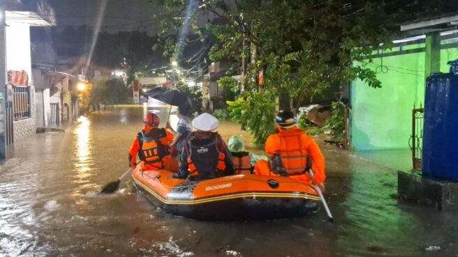 Petugas BPBD Tangsel saat hendak mengevakuasi warga yang terdampak Banjir Tangsel/Foto: BPBD Tangsel