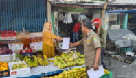 Petugas Tramtib Kecamatan Tangerang menyebarkan surat edaran kepada PKL yang masih berjualan di ruas-ruas jalan sekitar Pasar Anyar Tangerang