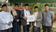 Walikota Tangsel, Benyamin Davnie, secara simbolisasi menyerahkan dua hewan kurban di Islamic Center Baiturrahmi, Serpong, Jumat (6/6). Foto: Andre Pradana/Tangselife