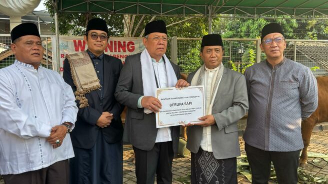 Walikota Tangsel, Benyamin Davnie, secara simbolisasi menyerahkan dua hewan kurban di Islamic Center Baiturrahmi, Serpong, Jumat (6/6). Foto: Andre Pradana/Tangselife