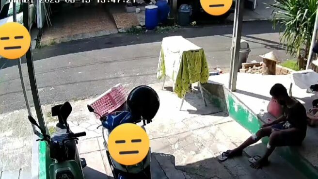 Tangkapan Layar Bocah Penjual Risol di Tangsel dengan Kaki Penuh Luka