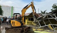 Proses pembongkaran bangunan liar di Roxy Ciputat, Senin 23 Juni 2025. Foto: Andre Pradana/Tangselife