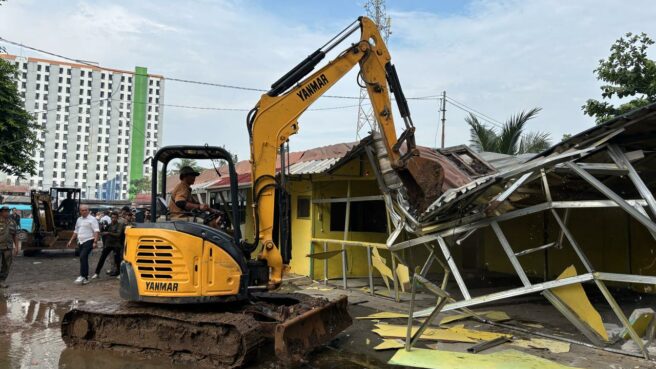 Proses pembongkaran bangunan liar di Roxy Ciputat, Senin 23 Juni 2025. Foto: Andre Pradana/Tangselife