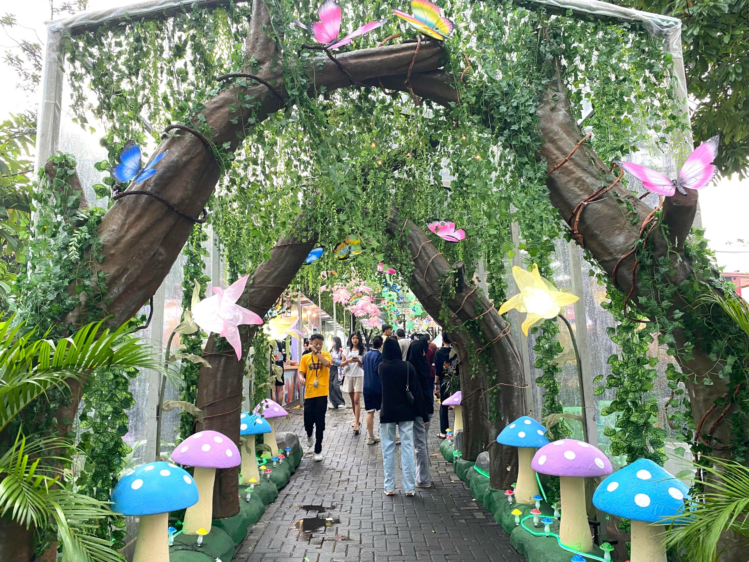 Meriah! RJK 2025 Hadirkan Kuliner Jaksel Berkonsep Hutan Belantara 2 Dekorasi Hutan Belantara di RJK 2025. Foto: Nadia/Infotangerang.id