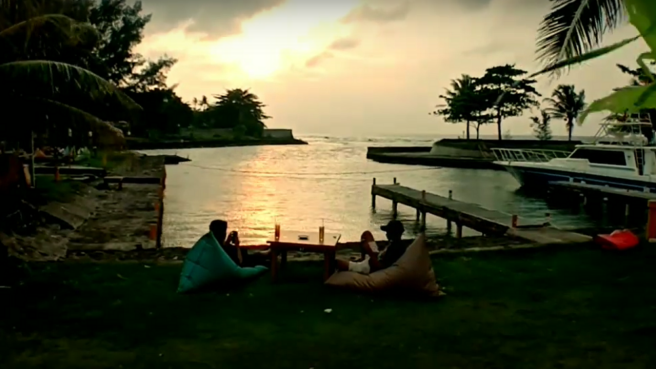 Ilustrasi Libur Akhir Tahun 2025 di Pantai Carita