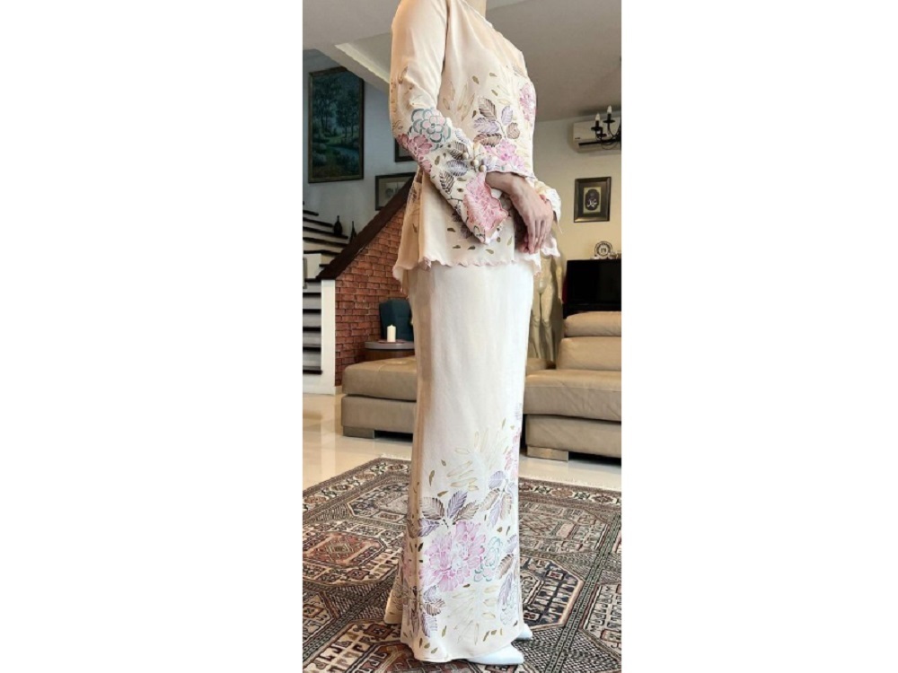7 Inspirasi Model Baju Kurung Melayu Malaysia Modern Terbaru 2025, Cocok untuk Dipakai Segala Acara! 5 Model Baju Kurung Melayu Malaysia Modern