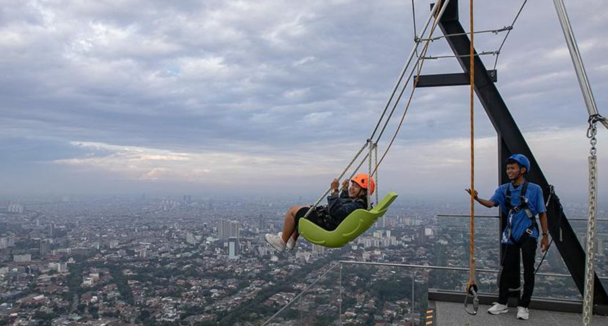 Wahana ayunan di UP at Thamrin Nine yang digantung langsung di tepi gedung lantai 106