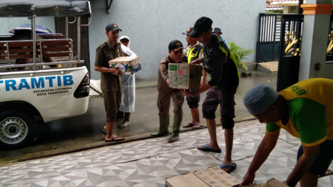Ribuan bantuan makanan dan logistik telah disalurkan untuk membantu warga yang terdampak banjir di Tangerang.