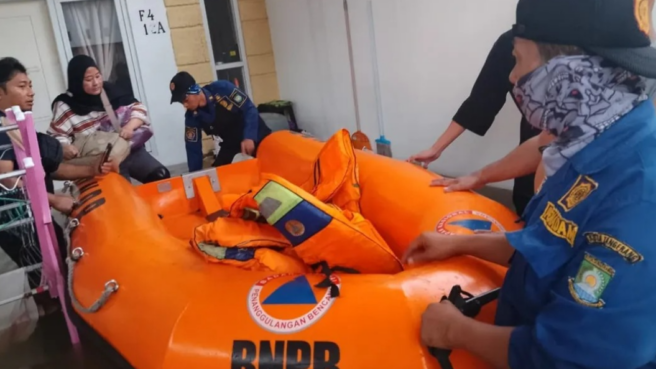 Petugas gerak cepat evakuasi warga terdampak banjir di Tangerang hingga Selasa 8 Juli 2025