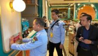 Bapenda Kabupaten Tangerang memasang stiker penanda di salah satu Restoran di Tangerang