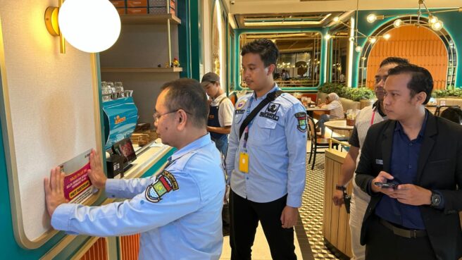 Bapenda Kabupaten Tangerang memasang stiker penanda di salah satu Restoran di Tangerang