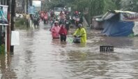 Jalan Sumatera Jombang yang menghubungkan Ciputat-Serpong terputus akibat terendam banjir di Tangsel, Senin 7 Juli 2025. Foto: Andre Pradana/Tangselife