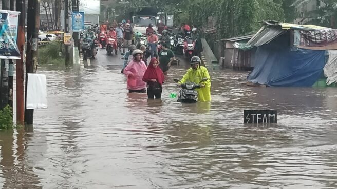 Jalan Sumatera Jombang yang menghubungkan Ciputat-Serpong terputus akibat terendam banjir di Tangsel, Senin 7 Juli 2025. Foto: Andre Pradana/Tangselife