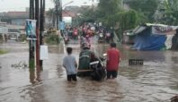 Jalan Sumatera Jombang yang menghubungkan Ciputat-Serpong terputus akibat terendam banjir di Tangsel, Senin 7 Juli 2025. Foto: Andre Pradana/Tangselife