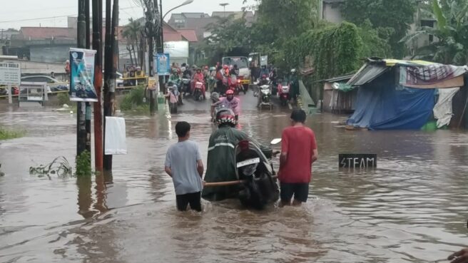 Jalan Sumatera Jombang yang menghubungkan Ciputat-Serpong terputus akibat terendam banjir di Tangsel, Senin 7 Juli 2025. Foto: Andre Pradana/Tangselife