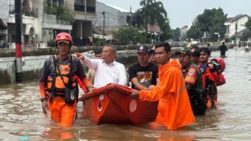 benyamin davnie tinjau banjir di pondok maharta