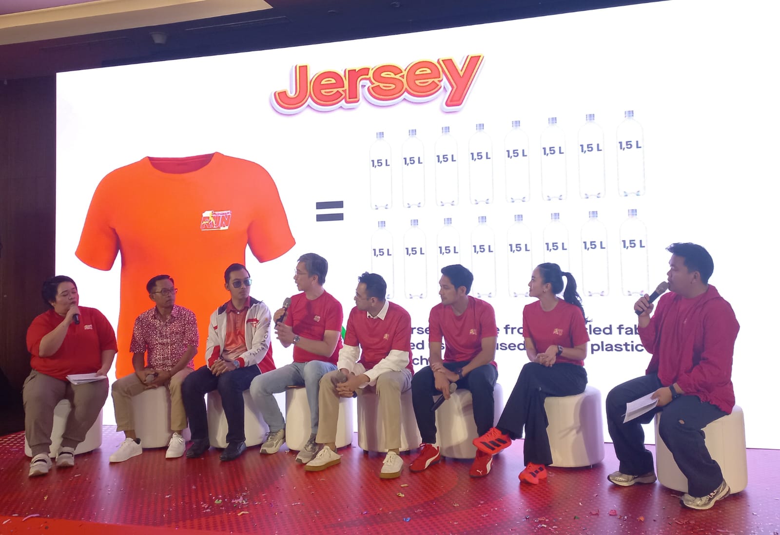 Alfamart Run 2025 Resmi Digelar! Tiket Ludes, Total Goodie Bag Senilai Rp13 Miliar dan UMKM Lokal Dilibatkan 2 Satu buah jersey Alfamart Run 2025 setara dengan daur ulang 16 botol plastik ukuran 1,5 liter/Foto: Nadia Infotangerang.id