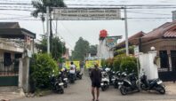Akses jalan SMPN 17 dan SMAN 6 Tangsel masih diblokade warga, Senin (14/7). Foto: Andre Pradana/Tangselife