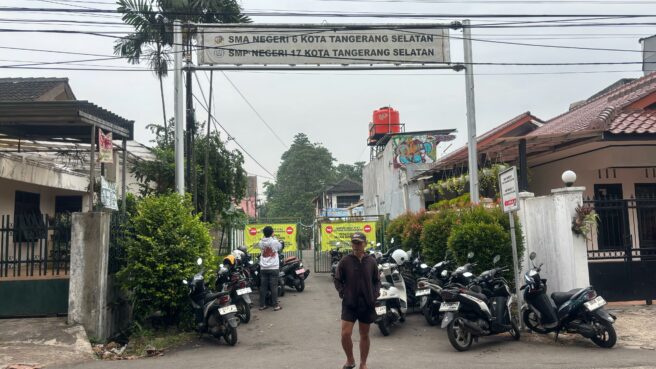 Akses jalan SMPN 17 dan SMAN 6 Tangsel masih diblokade warga, Senin (14/7). Foto: Andre Pradana/Tangselife