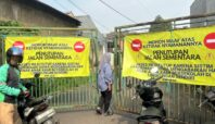 Akses jalan menuju SMPN 17 dan SMAN 6 Tangsel masih ditutup, Senin (14/7). Foto: Andre Pradana/Tangselife