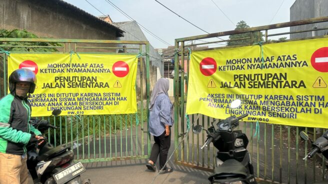 Akses jalan menuju SMPN 17 dan SMAN 6 Tangsel masih ditutup, Senin (14/7). Foto: Andre Pradana/Tangselife