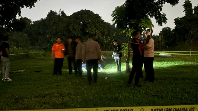 Mayat pria di Pondok Aren, Kota Tangsel ditemukan bersimbah darah pada Selasa (15/7). Foto: Andre Pradana/Tangselife