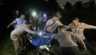 Pihak Kepolisian saat mengevakuasi mayat pria di Pondok Aren, Kota Tangsel, Selasa (15/7). Foto: Andre Pradana/Tangselife