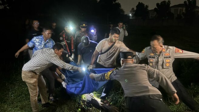 Pihak Kepolisian saat mengevakuasi mayat pria di Pondok Aren, Kota Tangsel, Selasa (15/7). Foto: Andre Pradana/Tangselife