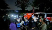 Pihak Kepolisian saat mengevakuasi mayat pria di Pondok Aren, Kota Tangsel, Selasa (15/7). Foto: Andre Pradana/Tangselife