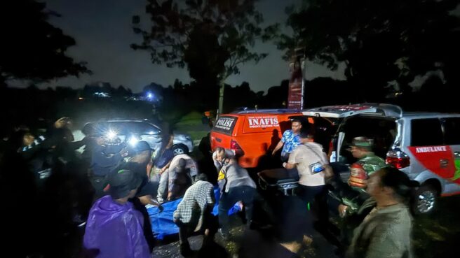 Pihak Kepolisian saat mengevakuasi mayat pria di Pondok Aren, Kota Tangsel, Selasa (15/7). Foto: Andre Pradana/Tangselife