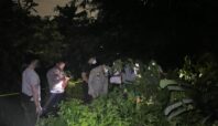 Pihak Kepolisian saat melakukan olah TKP penemuan mayat wanita membusuk di Cisauk, Kabupaten Tangerang, pada Rabu malam (16/7). Foto: Polsek Cisauk