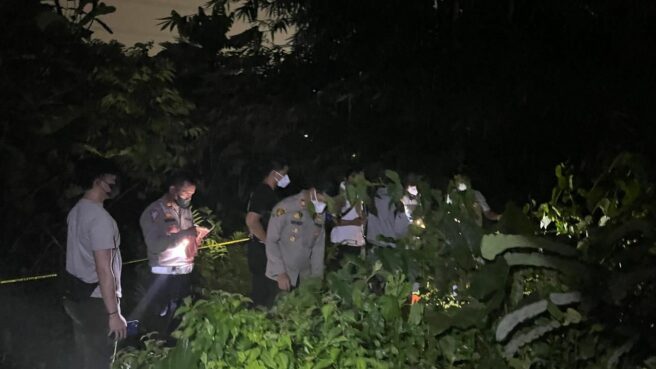 Pihak Kepolisian saat melakukan olah TKP penemuan mayat wanita membusuk di Cisauk, Kabupaten Tangerang, pada Rabu malam (16/7). Foto: Polsek Cisauk