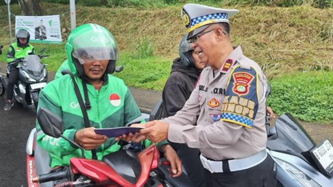 Satlantas Polres Tangsel saat menggelar Operasi Patuh Jaya 2025. Foto: instagram @satlantaspolrestangsel