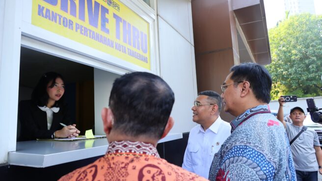 Wakil Menteri Agraria dan Tata Ruang/Wakil Kepala Badan Pertanahan Nasional (Wamen ATR/Waka BPN), Ossy Dermawan meninjau Layanan Drive Thru di Kantah Kota Tangerang Rabu, 23 Juli 2025.