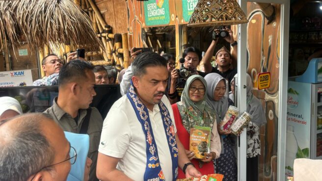 Menteri UMKM Maman Abdurrahman, saat mengunjungi Sentra UMKM Gerai Lengkong di Serpong Utara, Kota Tangsel, Selasa, 29 Juli 2025 Foto: Andre Pradana/Tangselife