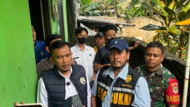 BNN Provinsi Banten saat mendatangi rumah kontrakan di wilayah Pamulang, Kota Tangsel, yang menjadi tempat penyimpanan 1 kilogram sabu. Foto: Andre Pradana/Tangselife