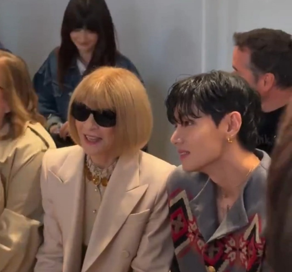 V BTS Comeback ke Dunia Fashion Setelah Wamil, Duduk Bareng Anna Wintour di Paris Bikin Fans Heboh! 2 v bts