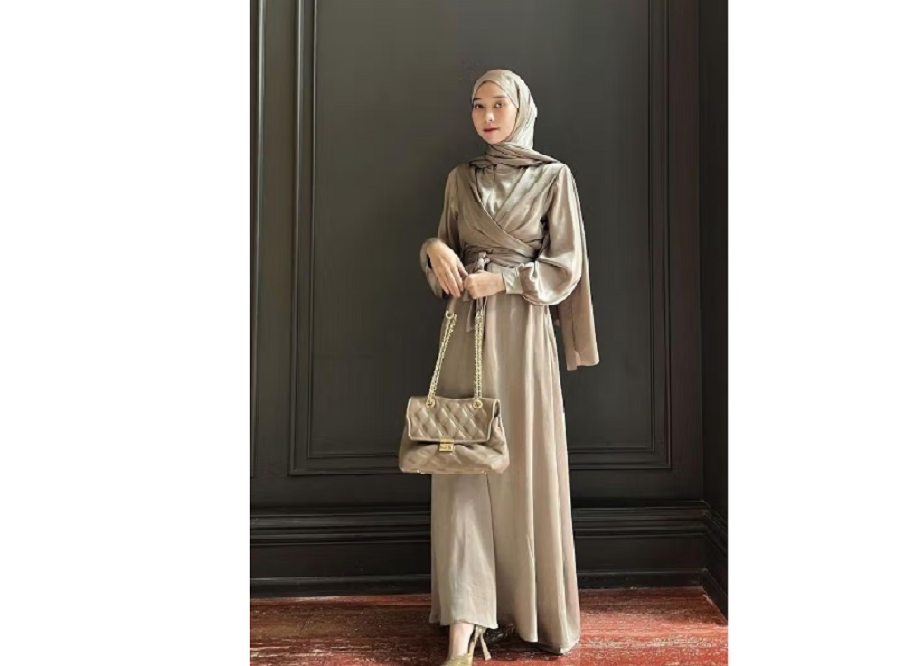 Model baju bridesmaid satin populer 2025