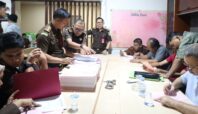 Kejaksaan Tinggi (Kejati) Banten resmi melakukan pelimpahan tahap II terhadap empat orang tersangka korupsi sampah Tangsel beserta barang bukti terkait perkara ini.