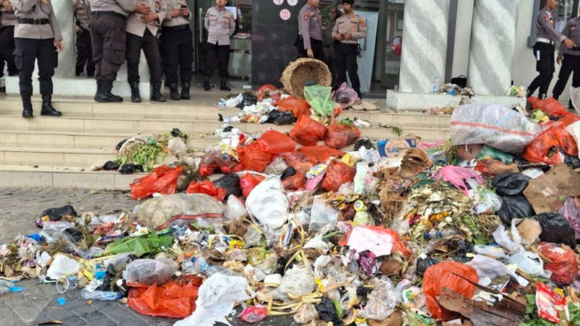 Tolak Sampah Tangsel, Warga Pandeglang Tumpahkan Sampah Satu Truk