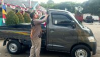 Dishub Tangsel Semarakkan HUT RI ke-80 dengan Bagikan Bendera ke Pengendara