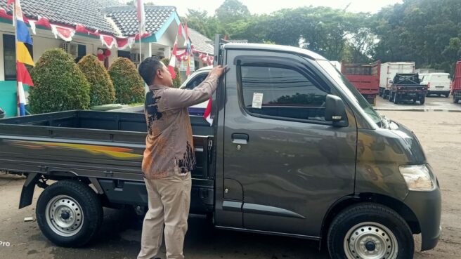 Dishub Tangsel Semarakkan HUT RI ke-80 dengan Bagikan Bendera ke Pengendara