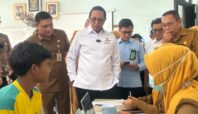 Kepala PCO, Hasan Nasbi, saat meninjau kick off pemeriksaan kesehatan gratis pelajar di SMAN 6 Tangsel, Senin (4/8). Foto: Andre Pradana/Tangselife