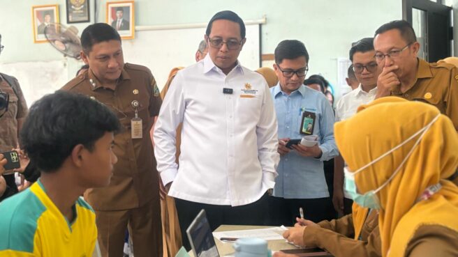 Kepala PCO, Hasan Nasbi, saat meninjau kick off pemeriksaan kesehatan gratis pelajar di SMAN 6 Tangsel, Senin (4/8). Foto: Andre Pradana/Tangselife