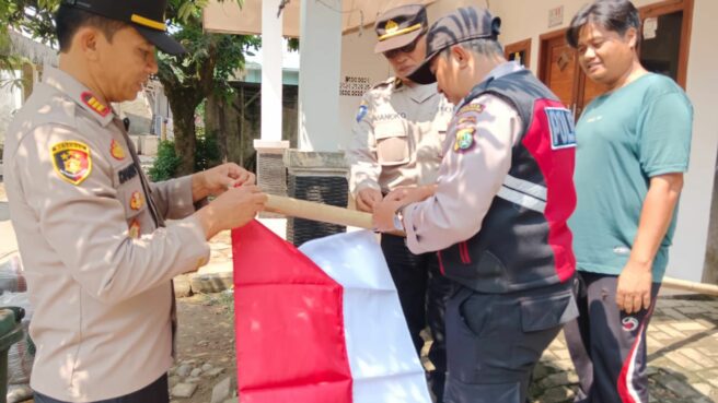 Pembagian Bendera Merah Putih Gratis di Tangerang
